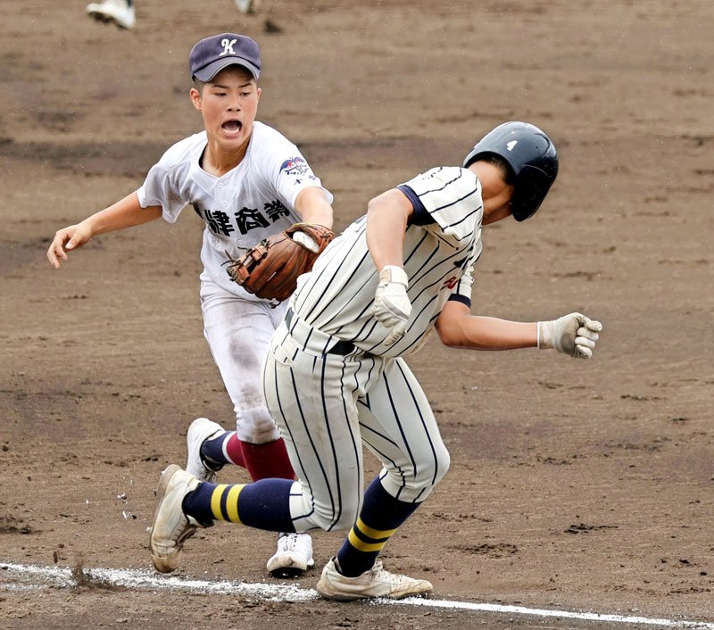 東京学館船橋―君津商　８回裏東京学館船橋無死二、三塁、本城の内野ゴロで三走森脇が本塁を狙うが、君津商の三塁手土谷がタッチアウトにする＝１６日、袖ケ浦市営球