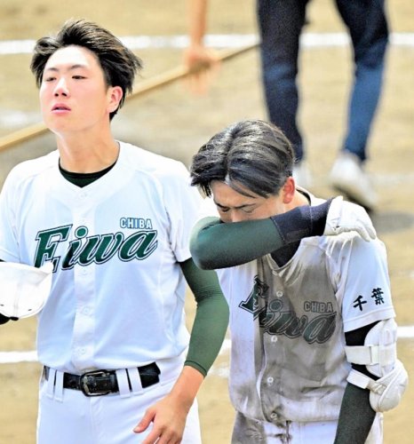 東海大市原望洋－千葉英和　試合後、涙を見せる千葉英和の黒沢主将（右）＝柏の葉
