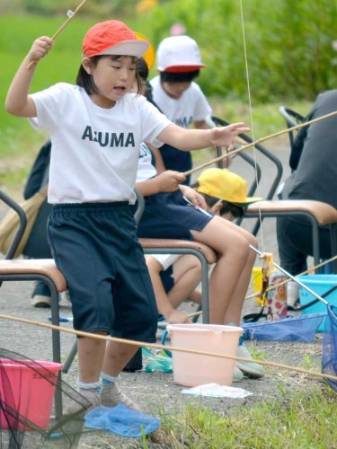 最後のザリガニ釣り満喫　恒例行事２２年で幕　外来生物指定受け　国田さん整備の池に歓声響く　いすみ・東小