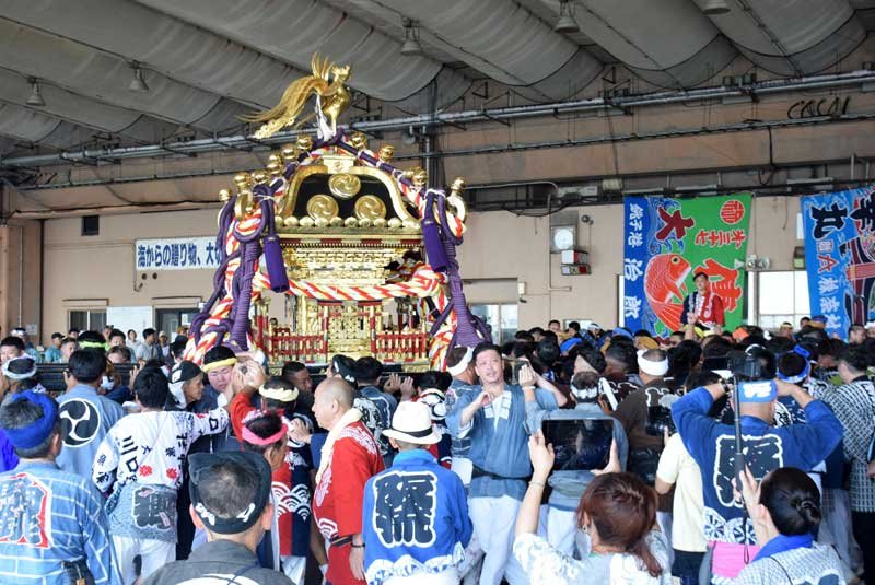 第三卸売市場をおはやしの音色に合わせて練り歩く大みこし＝銚子市