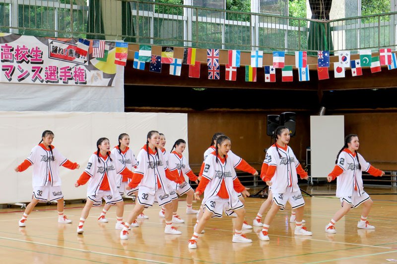 ダンスを披露する東葉高の生徒たち＝２０日、千葉市花見川区の幕張コミュニティセンター
