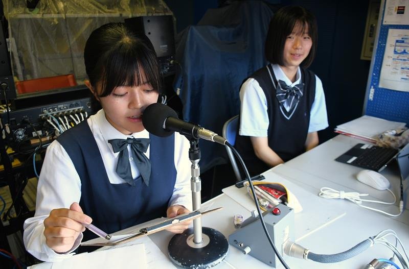 放送委員を担った河野さん（左）と公式記録補助員を任された佐藤さん＝２７日、ＺＯＺＯマリンスタジアム

