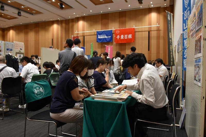 高校のブースで受験などの相談をする来場者ら＝２８日、柏市
