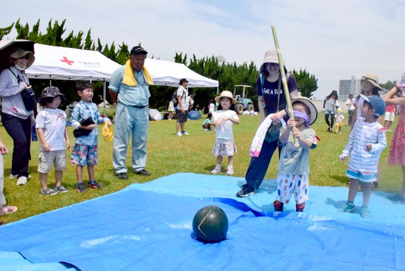 スイカ割りに挑戦する子どもたち＝白子町

