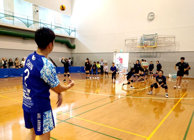 東レアローズ静岡の選手が打ったボールをレシーブする参加者＝市原市のｗｅホール