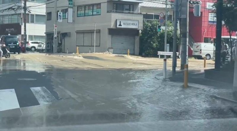 水があふれ出ている道路＝２９日午前１０時すぎ、松戸市小根本（上條榮子さん提供）