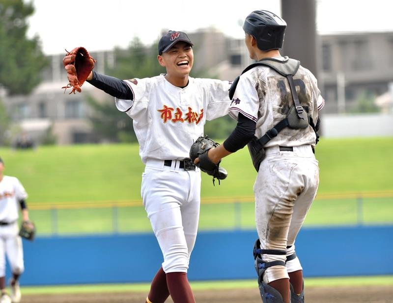 市松戸─長生　Ｂシード長生に完投で勝ち喜ぶ市松戸の清水。捕手畠山＝県総合ＳＣ