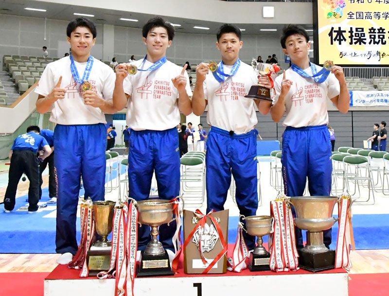 優勝した市船橋の（右から）馬場、角皆、坂東、角谷＝北九州市立総合体育館