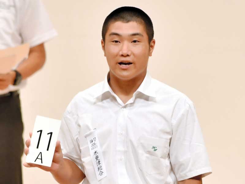 抽選札を読み上げる木更津総合の川上主将＝大阪市内