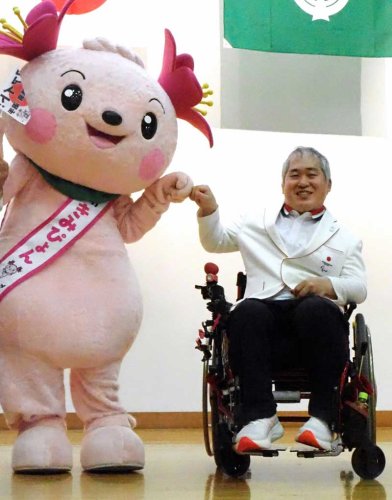 市マスコットキャラクターきみぴょんとグータッチする広瀬選手＝５日、君津市