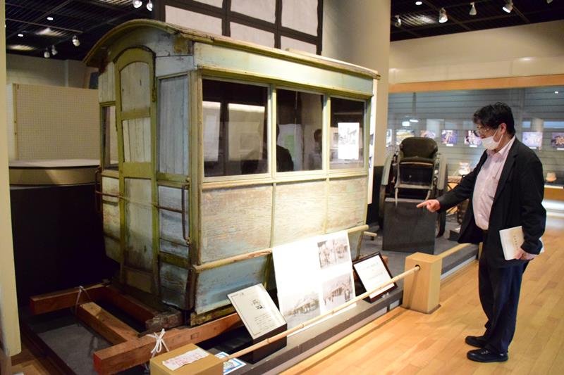 県内で唯一現存しているという人車の客車＝茂原市立美術館・郷土資料館
