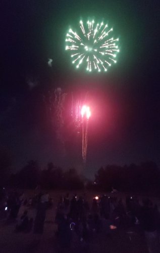 市西小学校創立１５０周年記念イベントで校庭から打ち上げられた花火＝市原市
