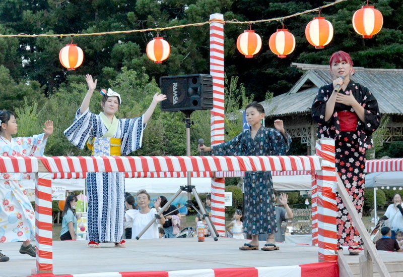 「Ｗｅ　ｌｏｖｅ　大多喜音頭」を歌う右藤さん（右）＝大多喜町