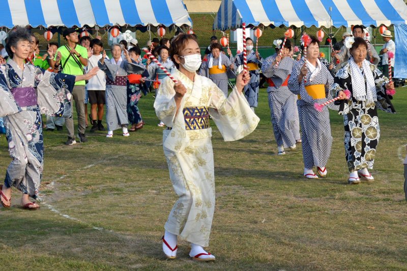 岬音頭を踊る地域住民ら＝１０日、いすみ市