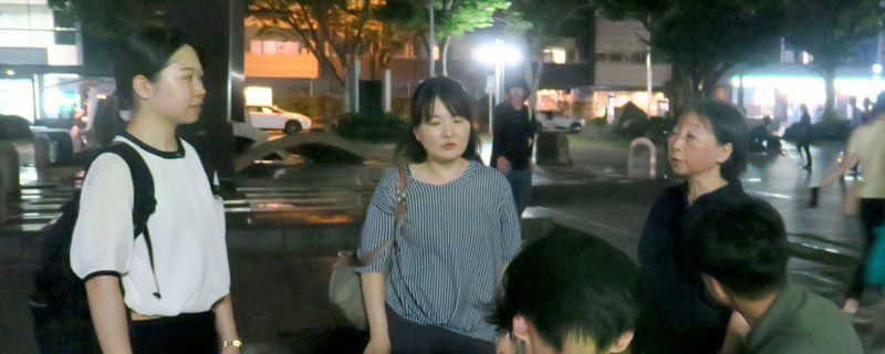 街頭パトロールで若者と話す警察官ら＝千葉市中央区