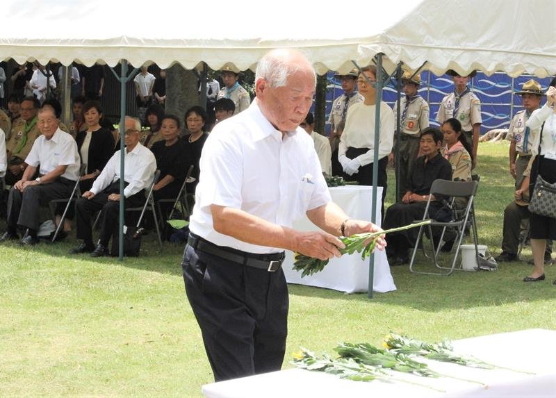 県忠霊塔前の献花台に花を手向ける川島会長＝１５日、千葉市中央区
