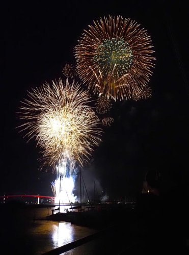約１万３千発が夜空に打ち上げられ、木更津港まつりを締めくくった花火大会＝１５日夜、木更津市