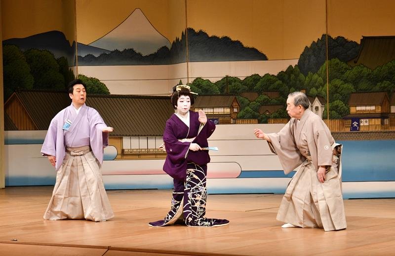舞踊歴７０周年の感謝を込めて踊った大河寛園さん（中央）＝香取市
