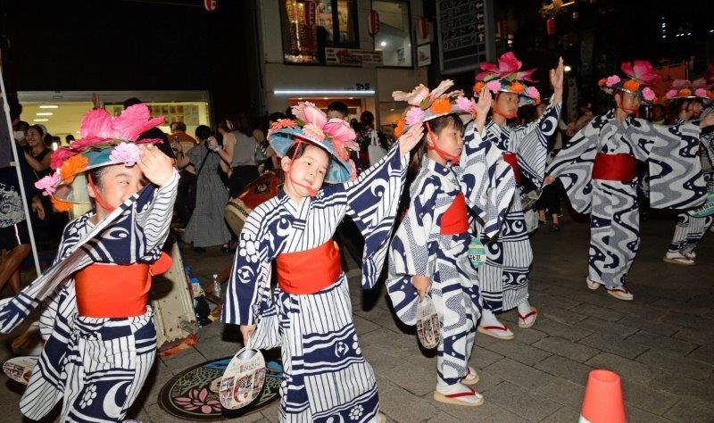 大人たちと一緒に千葉おどりを楽しむ子どもたち＝１８日、千葉市中央区