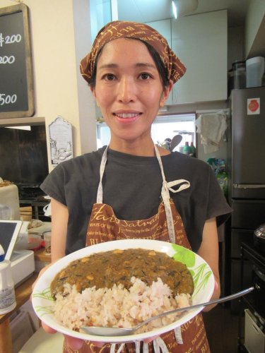 栄養満点でヘルシーな｢腸活カレー｣。店長は山本牧師の妻の恵子さん＝市川市