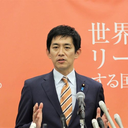 会見で自民党総裁選出馬を正式に表明する小林氏＝１９日、国会