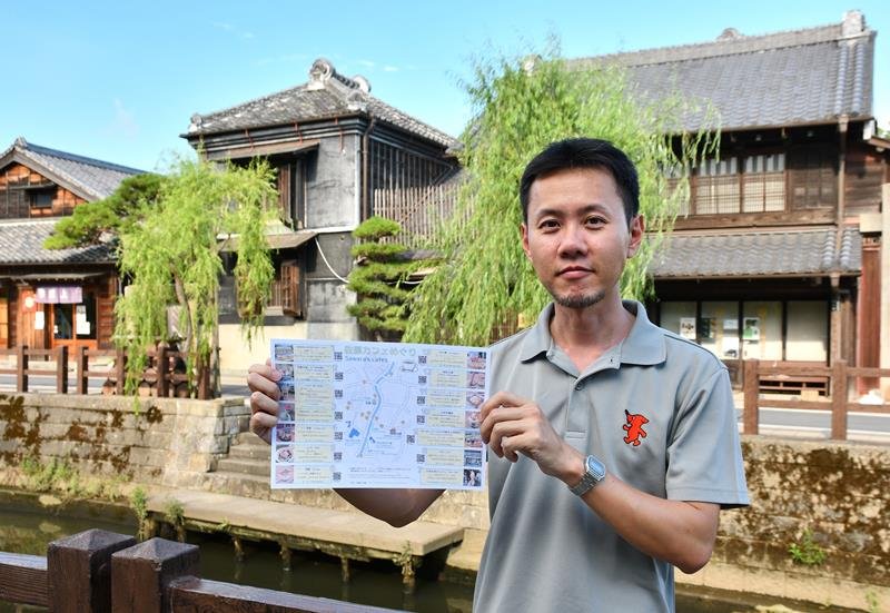 佐原の町並みを紹介するガイドマップを作製したチャヤンクンさん＝香取市

