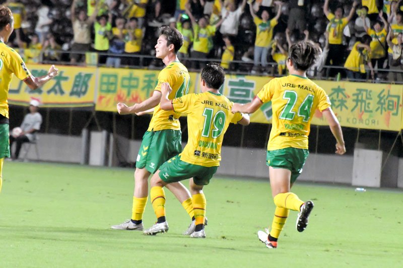千葉―札幌　前半、ＦＫで先制点を決めた千葉の品田（左）＝フクアリ