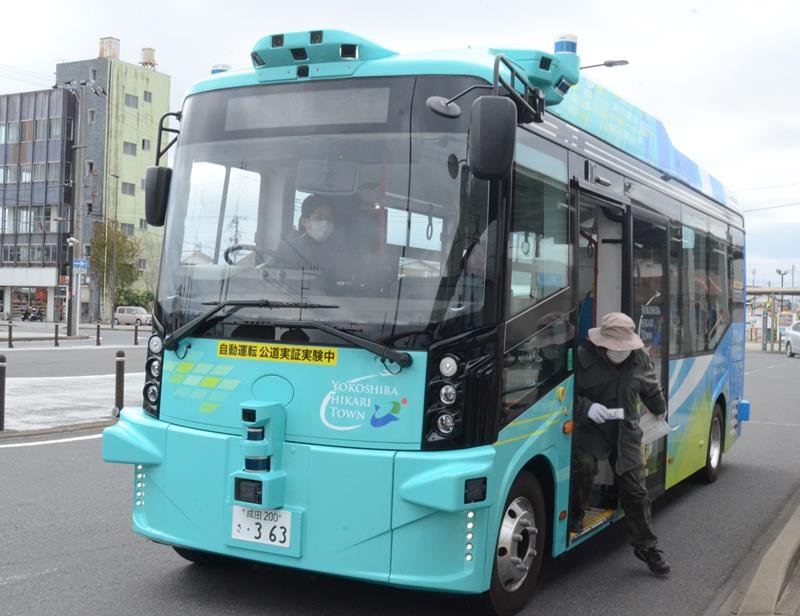 横芝光町で運行している自動運転バス＝２月