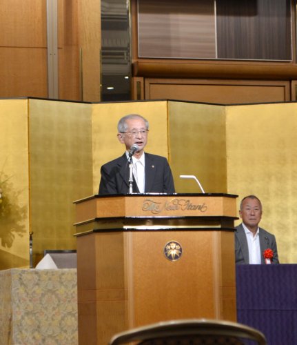 圏央道建設促進県民会議であいさつする諸岡代表世話人＝２２日、千葉市美浜区