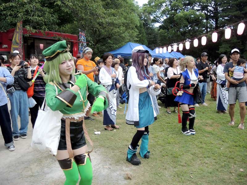 コスプレーヤーと市民たちがそろって盆踊りを楽しんだ＝２４日、松戸市