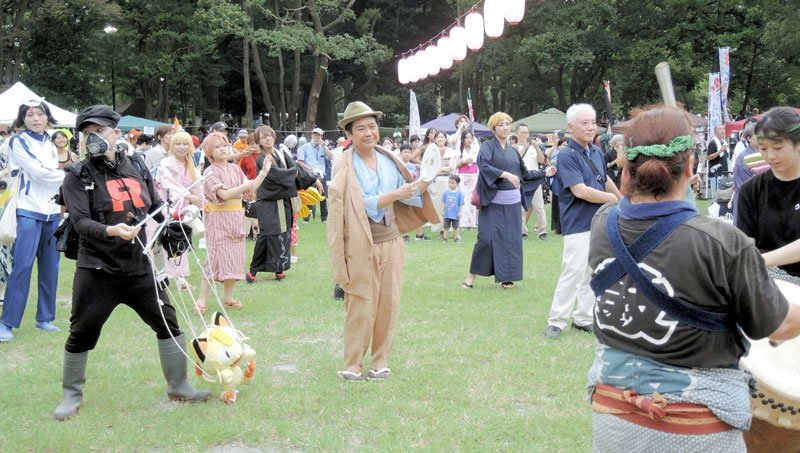 コスプレで盆踊り　全国から愛好者３０００人、過去最多　「コスプレに優しい街」松戸で