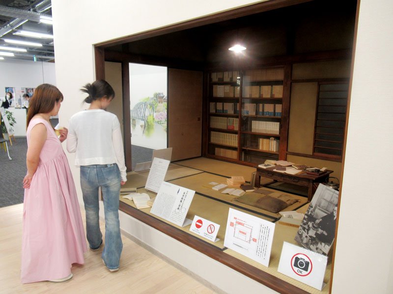 市役所第１庁舎に移築・再現された永井荷風の書斎＝市川市