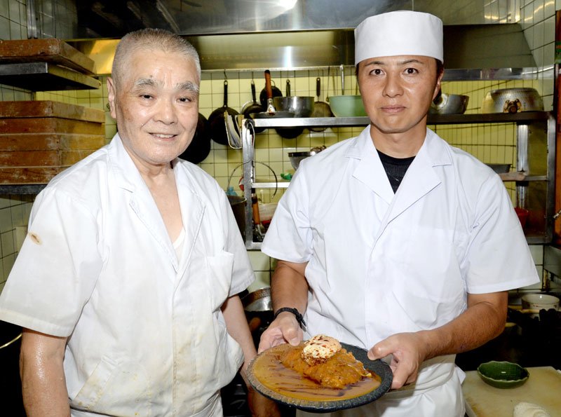 人気のそば屋を経営する吉田孝男さん（左）と、長男の孝次さん。そば屋のうま味を凝縮した「カツカレー」も人気商品＝千葉市中央区
