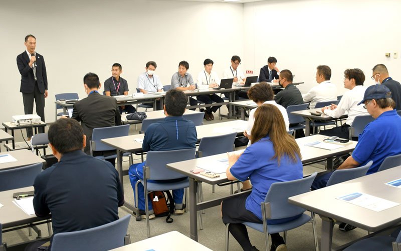 成田空港に届く輸入貨物をトラックが引き取る待ち時間緩和に向けて１１月に導入される予約システムに関する説明会＝２８日、成田市