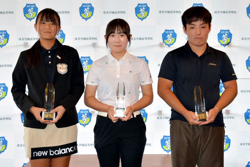 優勝した（左から）飯田さん、国吉さん、田中さん＝３０日、勝浦市