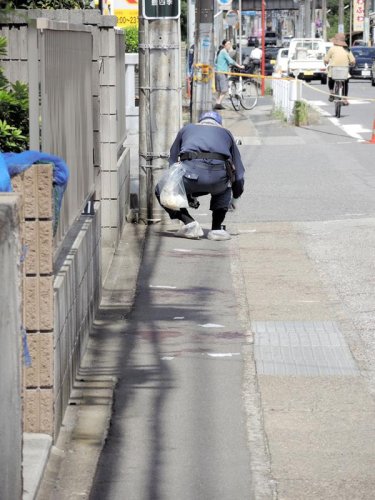 血痕が残る現場を調べる捜査員＝５日、柏市