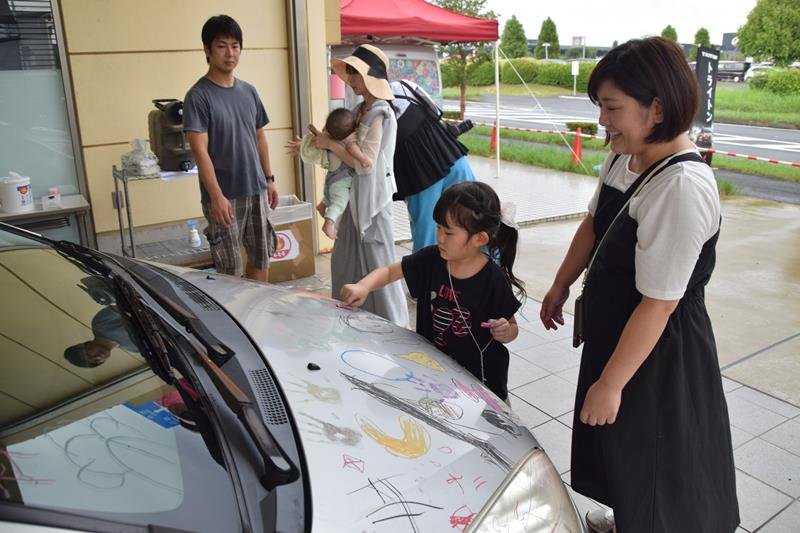 乗用車に絵を描く参加者ら＝印西市

