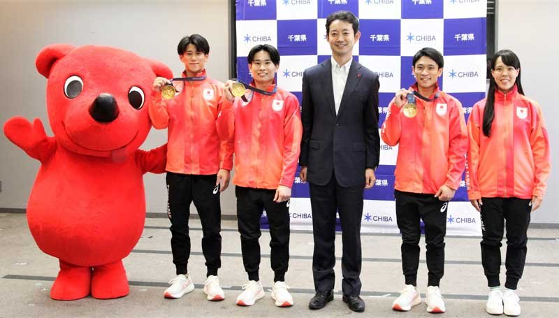 熊谷知事（中央）と記念撮影する（左から）橋本選手、萱選手、谷川選手、小島選手＝２日、千葉県庁