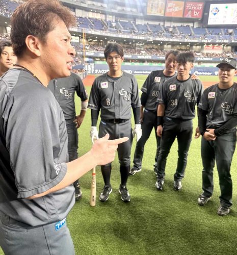 角中勝也（左）