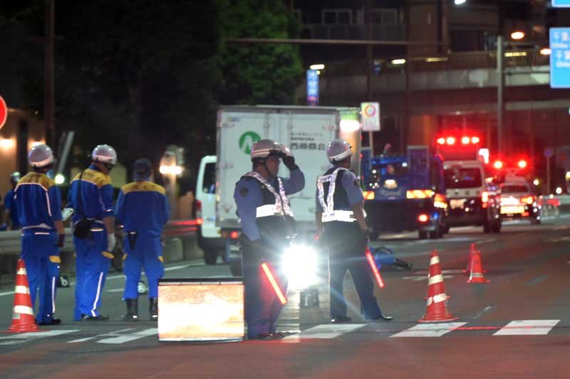 事故現場付近では車線が規制された＝４日午後７時１５分ごろ、千葉市中央区