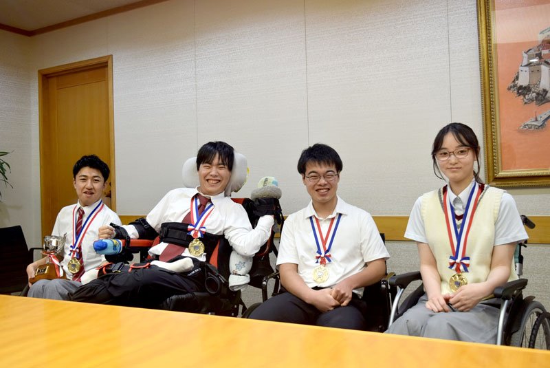 ボッチャ甲子園で初優勝を果たした「なっつみーズ」のメンバー。胸で“金メダル”が輝く＝船橋市役所