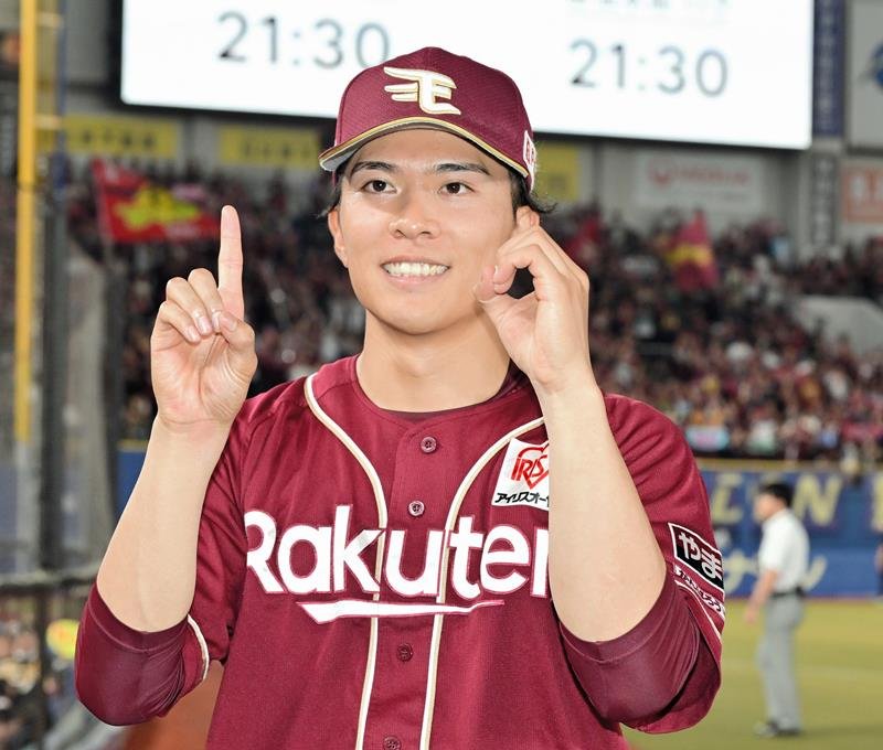 自己最多の１０勝目を挙げ指で「１０」を作る楽天の早川＝ＺＯＺＯマリン
