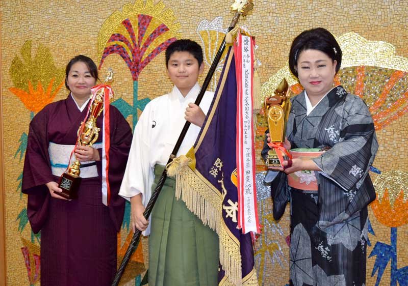 民謡の全国大会で優勝した甲斐心琉さん（中央）。左は母の美千加さん、右は師匠の麻生みどりさん＝船橋市役所