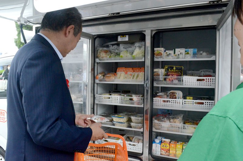 「セブン―イレブン大網白里みやこ野店」が運用する移動販売車。おにぎりやサンドイッチなどが用意される＝大網白里市
