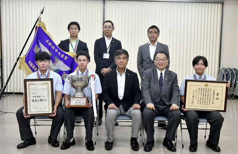 初優勝した千葉黎明男子ゴルフ部の選手ら＝千葉日報社