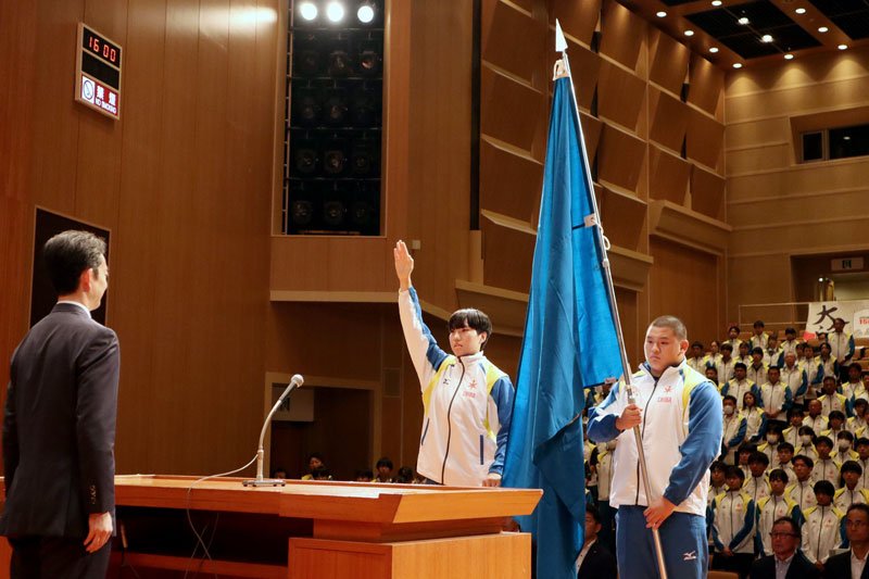 選手宣誓をする加藤選手（中央）と旗手の清谷選手（右）＝１１日、千葉市中央区の県教育会館