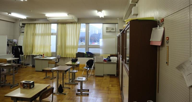 防音機能を備える音楽室が教室に転用され、生徒の机が並んでいた＝県内の特別支援学校
