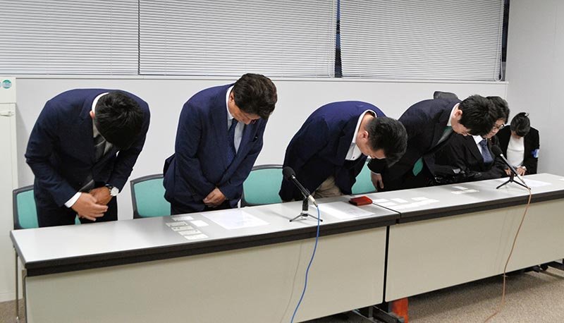 会見で謝罪した千葉維新の会の佐藤浩幹事長（左から３人目）ら＝２４日、千葉市役所