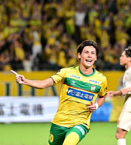 千葉－山口　自身２点目のゴールを決め駆け出す千葉の小森＝フクアリ