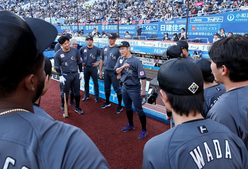 試合前に円陣を組む千葉ロッテナイン